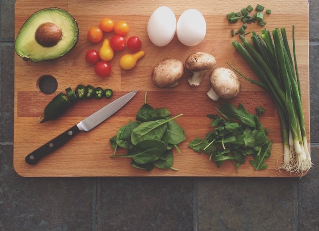 Luxuriöser Seidenschal mit Pferdemuster in königsblau und gold